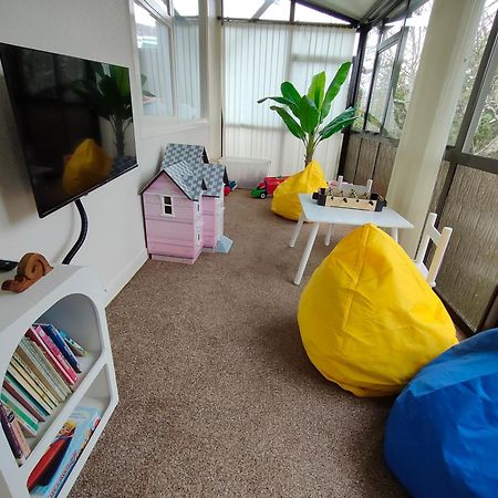 Retro 4 Bedroom Home, Warm And Welcoming, Quiet Location 波里鲁瓦 外观 照片