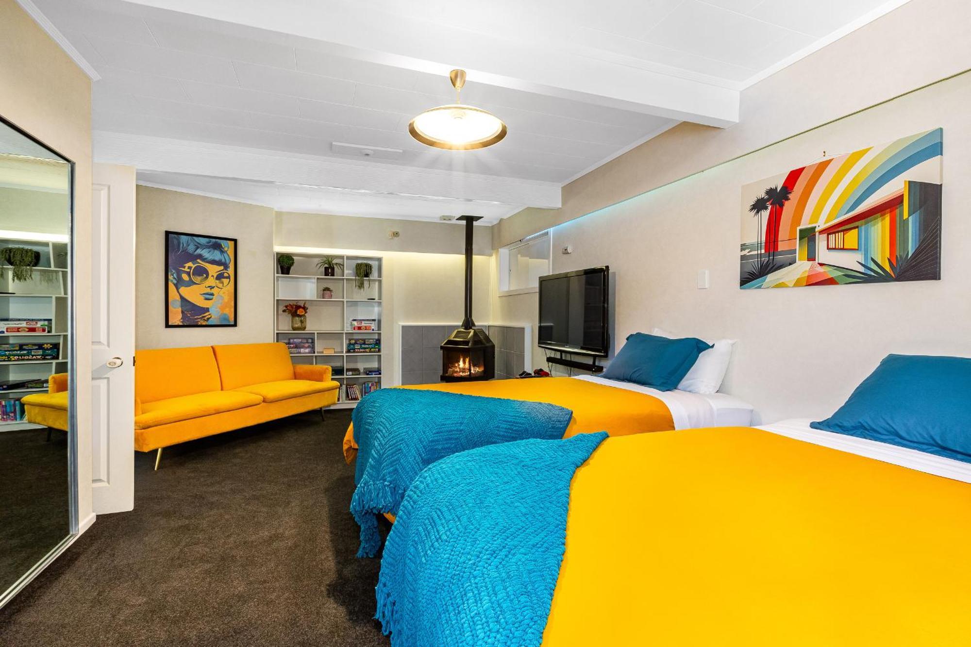 Retro 4 Bedroom Home, Warm And Welcoming, Quiet Location 波里鲁瓦 外观 照片