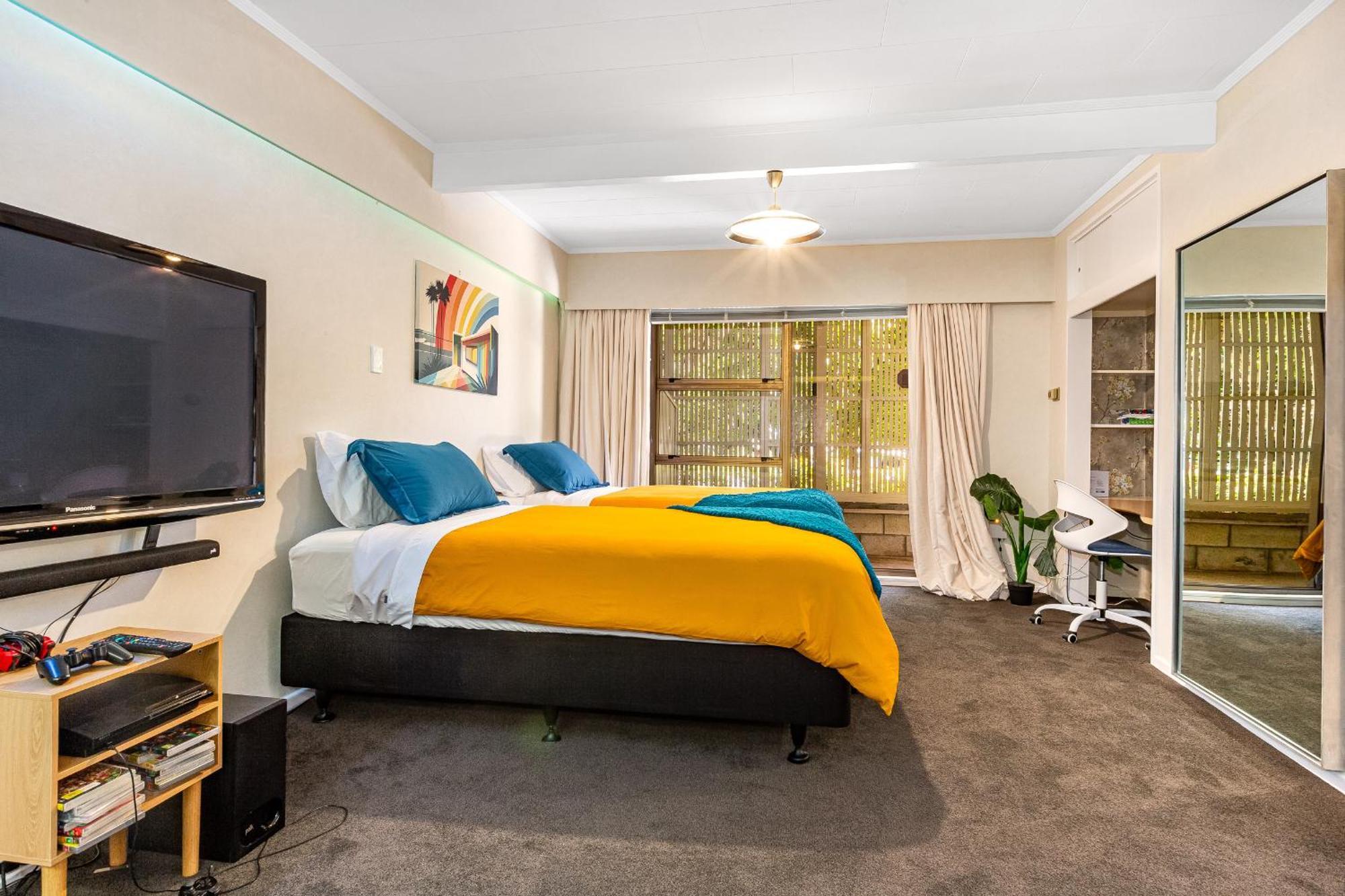 Retro 4 Bedroom Home, Warm And Welcoming, Quiet Location 波里鲁瓦 外观 照片